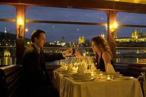 Zažijte nevšední rautovou večeři na palubě krásného parníku v Praze.
