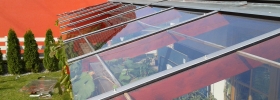 Vrstvené bezpečnostní sklo se skládá ze dvou či více tabulí skel, které jsou spojeny vrstvou polyvinylbuteralové folie a zaručující tak vysokou pevnost a bezpečnost.