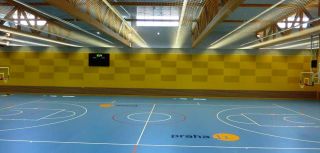 Špičkově vybavená univerzální víceúčelová sportovní hala je připravena pro veškeré skupinové sportovní aktivity široké veřejnosti. Basketbal, volejbal, házená, fotbal, florbal, hokejbal, tenis, badminton i lehká atletika.
